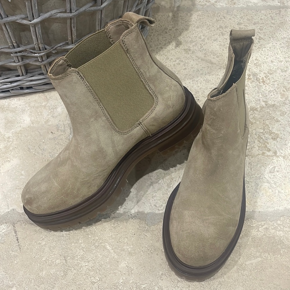 Never worn Avellini size 37 - made in Portugal